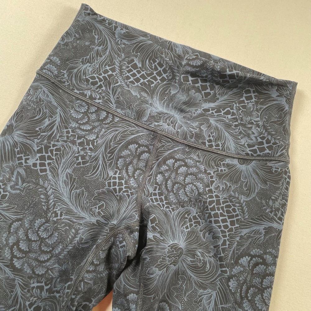 Lululemon High Rise Crop Leggings Navy Black Floral Damask Print Size 6